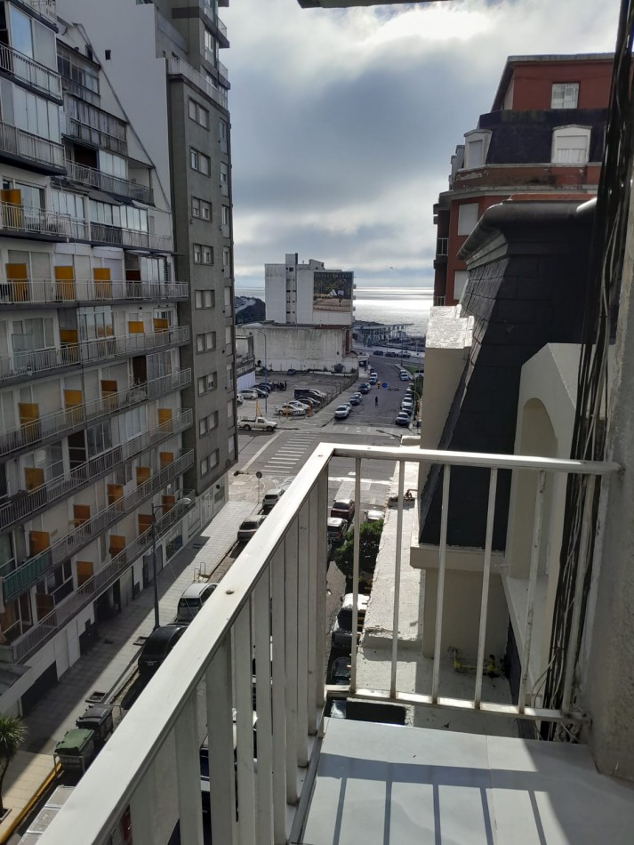 DEPARTAMENTO 2 AMBIENTES EXTERNO CON BALCON SALIENTE EN EL CENTRO