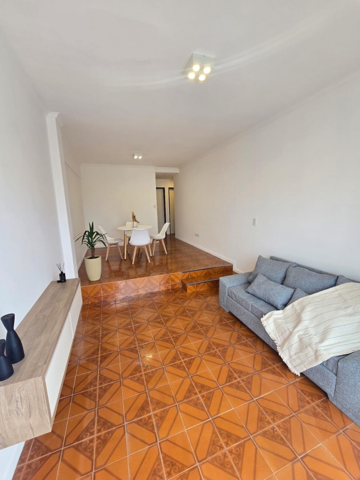 DEPARTAMENTO DE 2 AMBIENTES CON BALCON SALIENTE A LA CALLE Y COCHERA EN LA PERLA