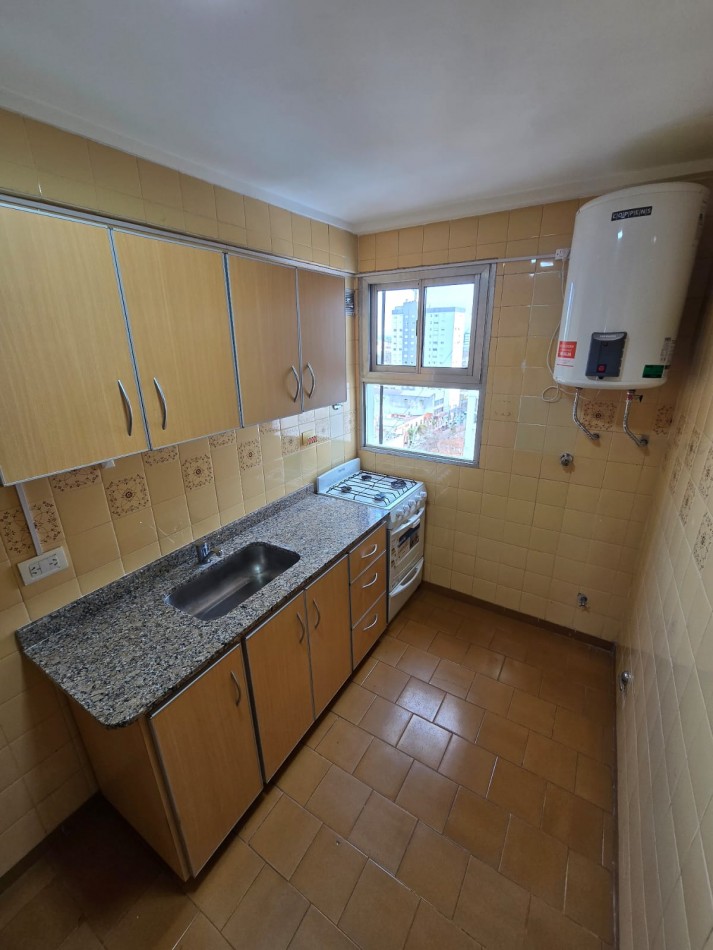 DEPARTAMENTO DE 2 AMBIENTES CON BALCON SALIENTE A LA CALLE Y COCHERA EN LA PERLA