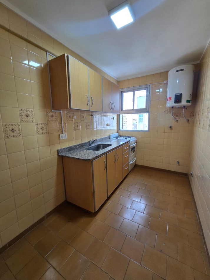 DEPARTAMENTO DE 2 AMBIENTES CON BALCON SALIENTE A LA CALLE Y COCHERA EN LA PERLA