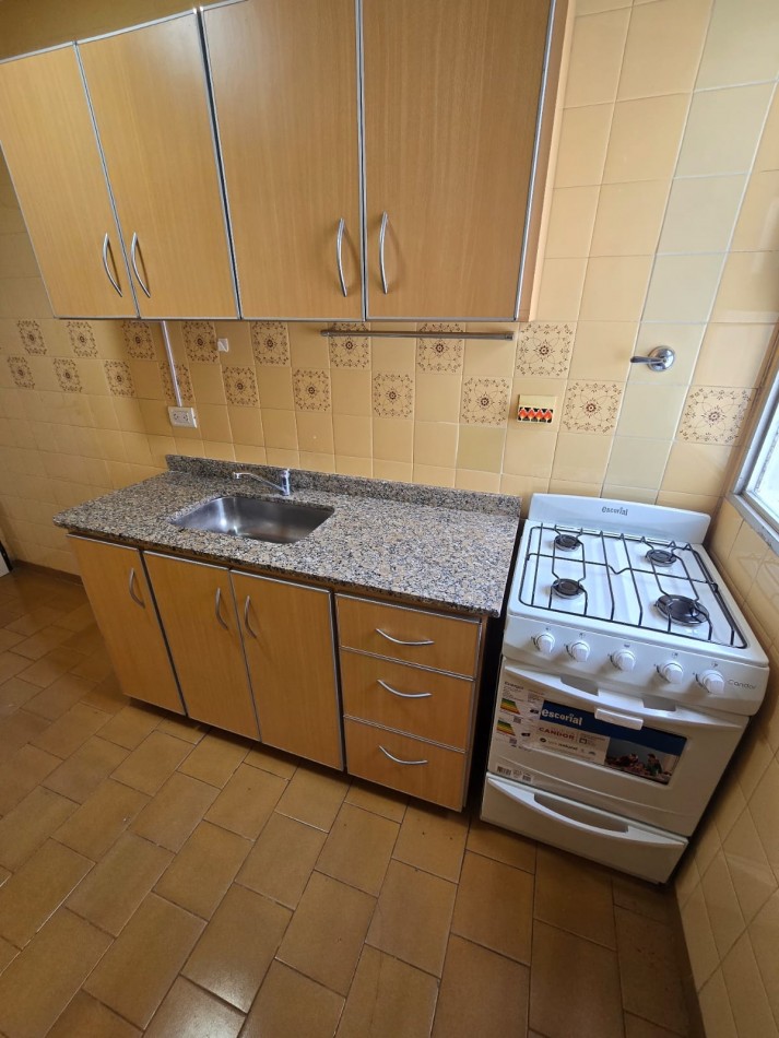DEPARTAMENTO DE 2 AMBIENTES CON BALCON SALIENTE A LA CALLE Y COCHERA EN LA PERLA
