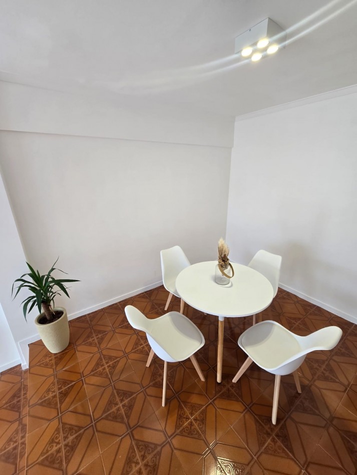 DEPARTAMENTO DE 2 AMBIENTES CON BALCON SALIENTE A LA CALLE Y COCHERA EN LA PERLA