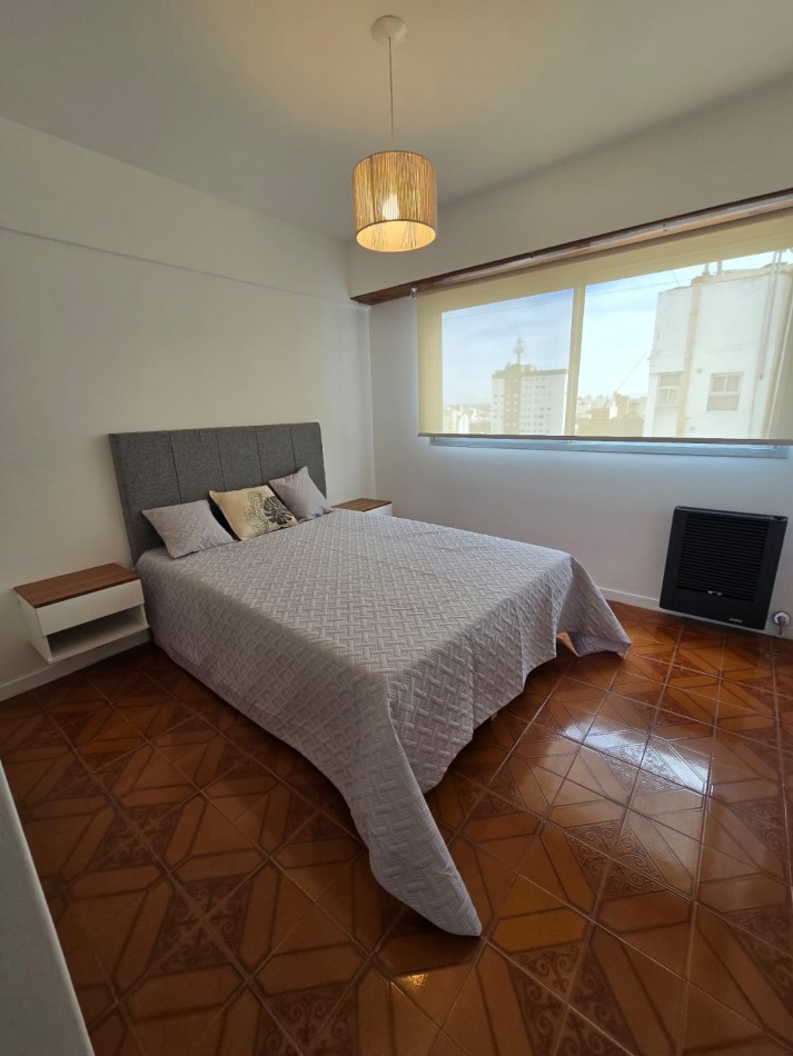 DEPARTAMENTO DE 2 AMBIENTES CON BALCON SALIENTE A LA CALLE Y COCHERA EN LA PERLA