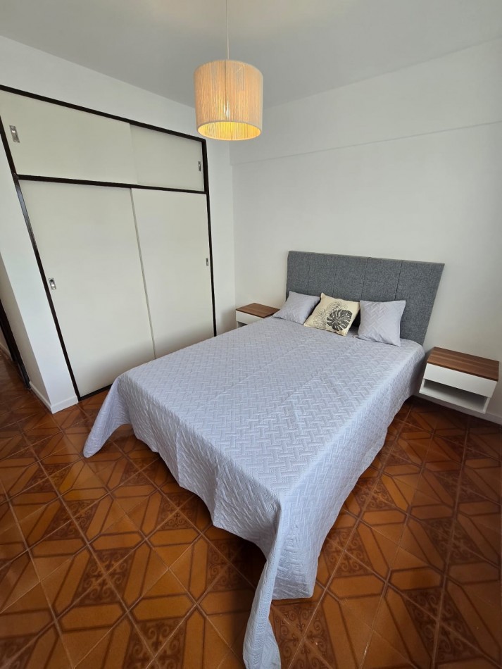 DEPARTAMENTO DE 2 AMBIENTES CON BALCON SALIENTE A LA CALLE Y COCHERA EN LA PERLA