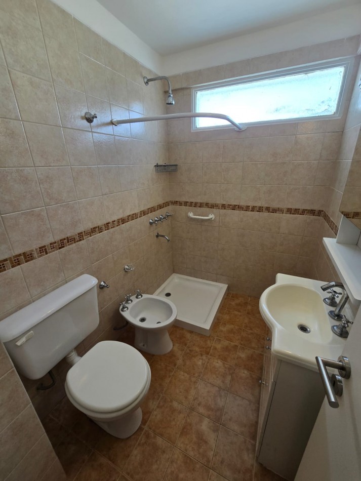 DEPARTAMENTO DE 2 AMBIENTES CON BALCON SALIENTE A LA CALLE Y COCHERA EN LA PERLA