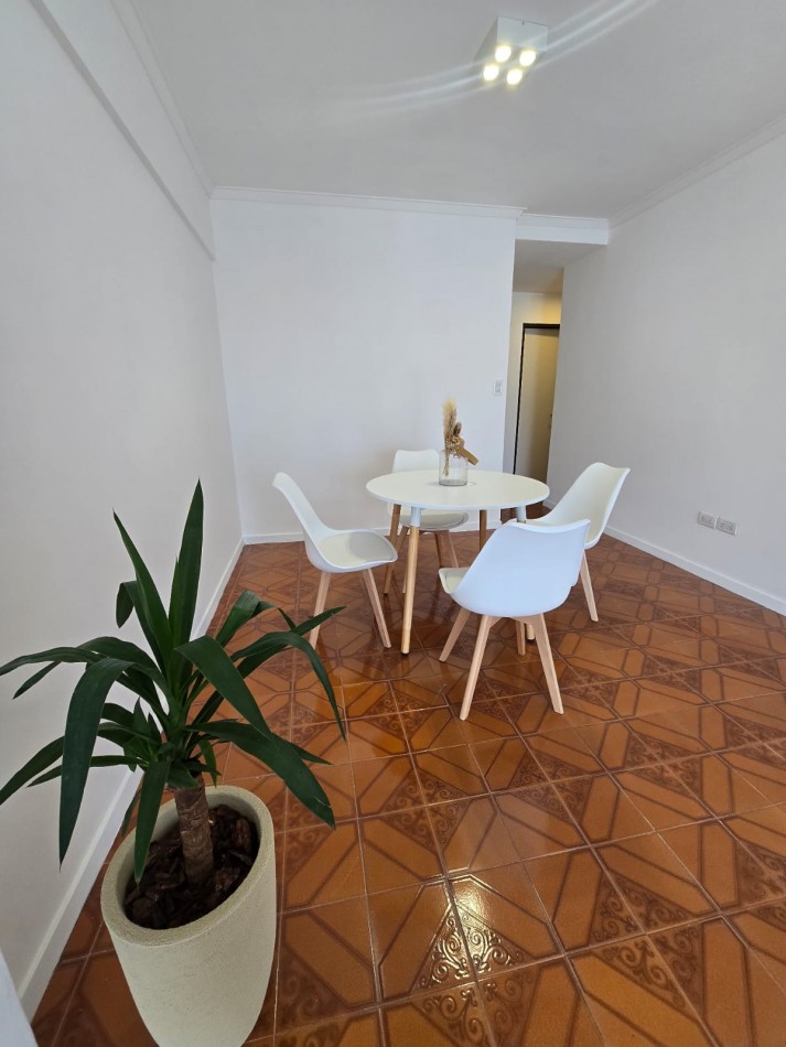 DEPARTAMENTO DE 2 AMBIENTES CON BALCON SALIENTE A LA CALLE Y COCHERA EN LA PERLA