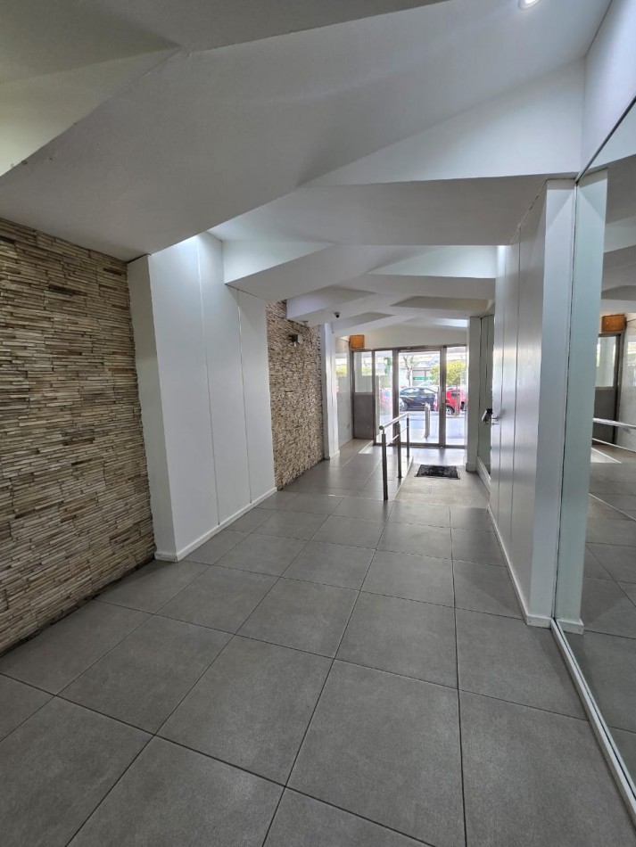 DEPARTAMENTO DE 2 AMBIENTES CON BALCON SALIENTE A LA CALLE Y COCHERA EN LA PERLA