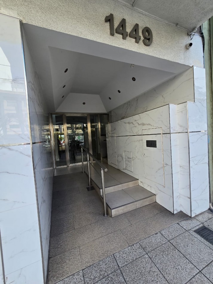 DEPARTAMENTO DE 2 AMBIENTES CON BALCON SALIENTE A LA CALLE Y COCHERA EN LA PERLA