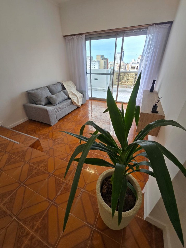 DEPARTAMENTO DE 2 AMBIENTES CON BALCON SALIENTE A LA CALLE Y COCHERA EN LA PERLA