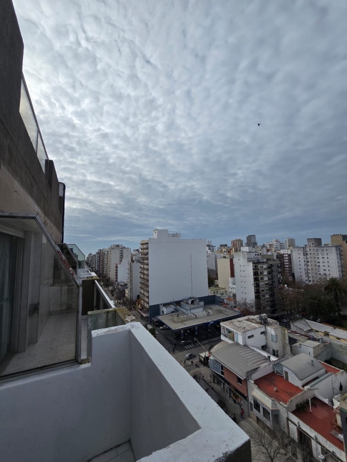 DEPARTAMENTO DE 2 AMBIENTES CON BALCON SALIENTE A LA CALLE Y COCHERA EN LA PERLA