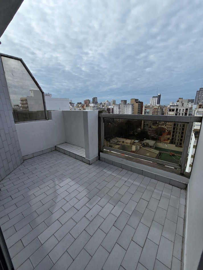 DEPARTAMENTO DE 2 AMBIENTES CON BALCON SALIENTE A LA CALLE Y COCHERA EN LA PERLA