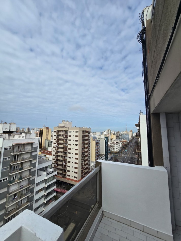 DEPARTAMENTO DE 2 AMBIENTES CON BALCON SALIENTE A LA CALLE Y COCHERA EN LA PERLA