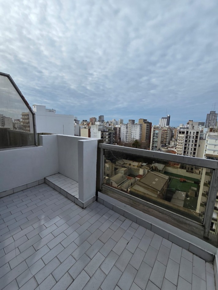 DEPARTAMENTO DE 2 AMBIENTES CON BALCON SALIENTE A LA CALLE Y COCHERA EN LA PERLA