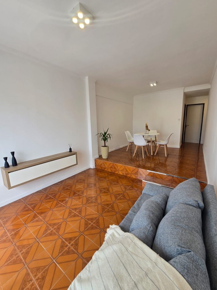 DEPARTAMENTO DE 2 AMBIENTES CON BALCON SALIENTE A LA CALLE Y COCHERA EN LA PERLA