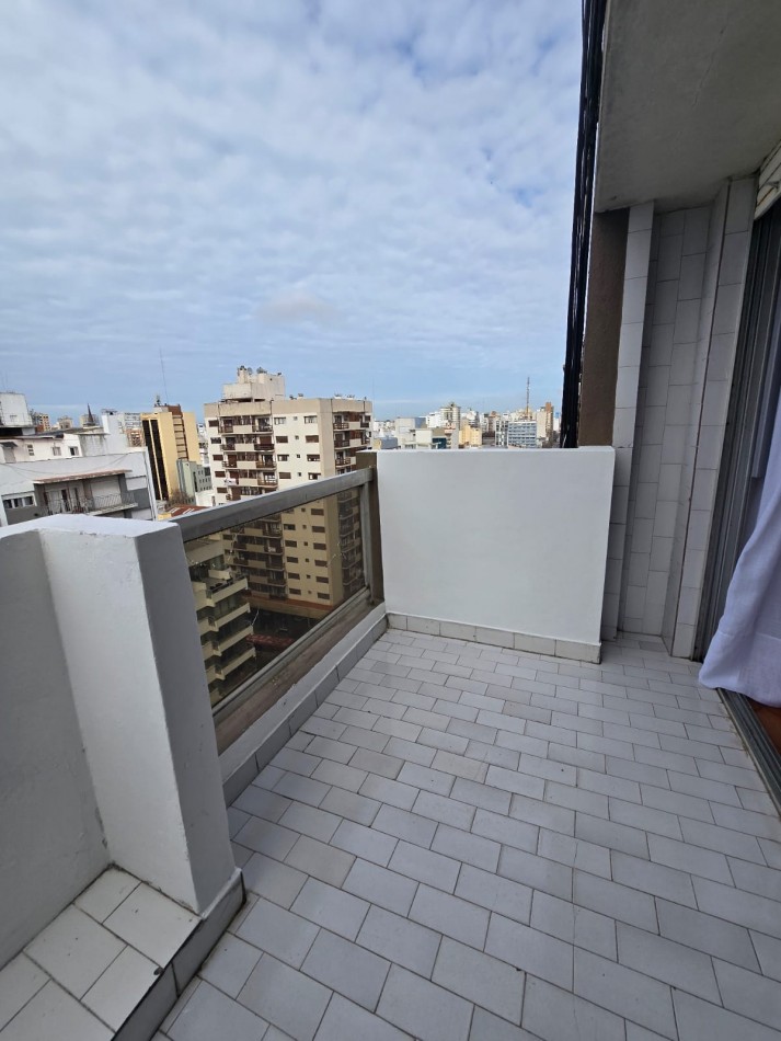 DEPARTAMENTO DE 2 AMBIENTES CON BALCON SALIENTE A LA CALLE Y COCHERA EN LA PERLA