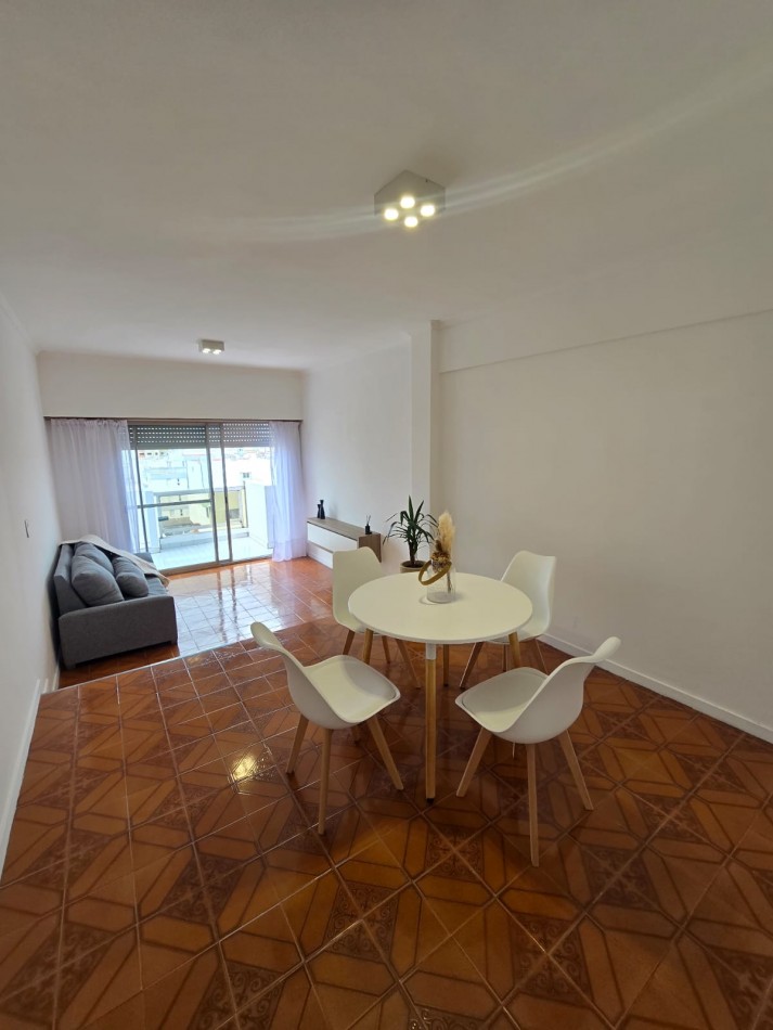 DEPARTAMENTO DE 2 AMBIENTES CON BALCON SALIENTE A LA CALLE Y COCHERA EN LA PERLA