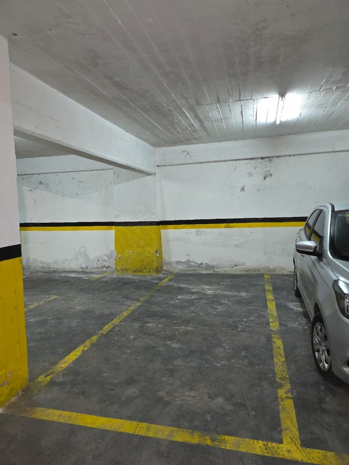 DEPARTAMENTO DE 2 AMBIENTES CON BALCON SALIENTE A LA CALLE Y COCHERA EN LA PERLA