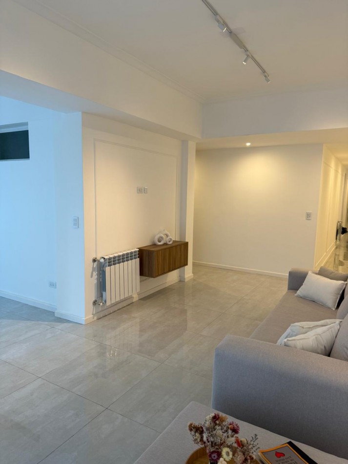 DEPARTAMENTO 3 AMBIENTES A LA CALLE CON BALCON Y VISTA LATERAL AL MAR
