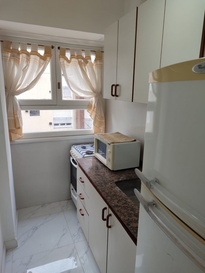 DEPARTAMENTO 2 AMBIENTE A LA CALLE CON BALCON FRANCES EN PLAZA COLON