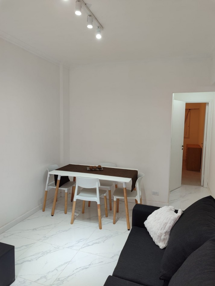 DEPARTAMENTO 2 AMBIENTE A LA CALLE CON BALCON FRANCES EN PLAZA COLON
