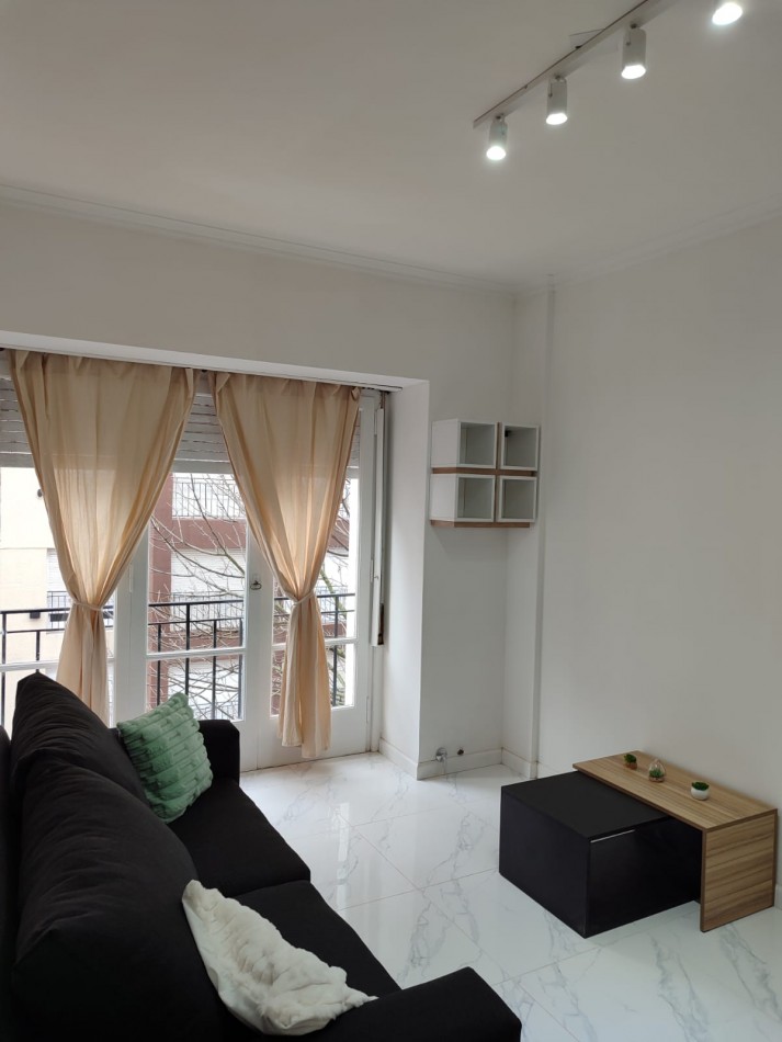 DEPARTAMENTO 2 AMBIENTE A LA CALLE CON BALCON FRANCES EN PLAZA COLON