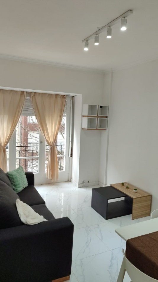 DEPARTAMENTO 2 AMBIENTE A LA CALLE CON BALCON FRANCES EN PLAZA COLON