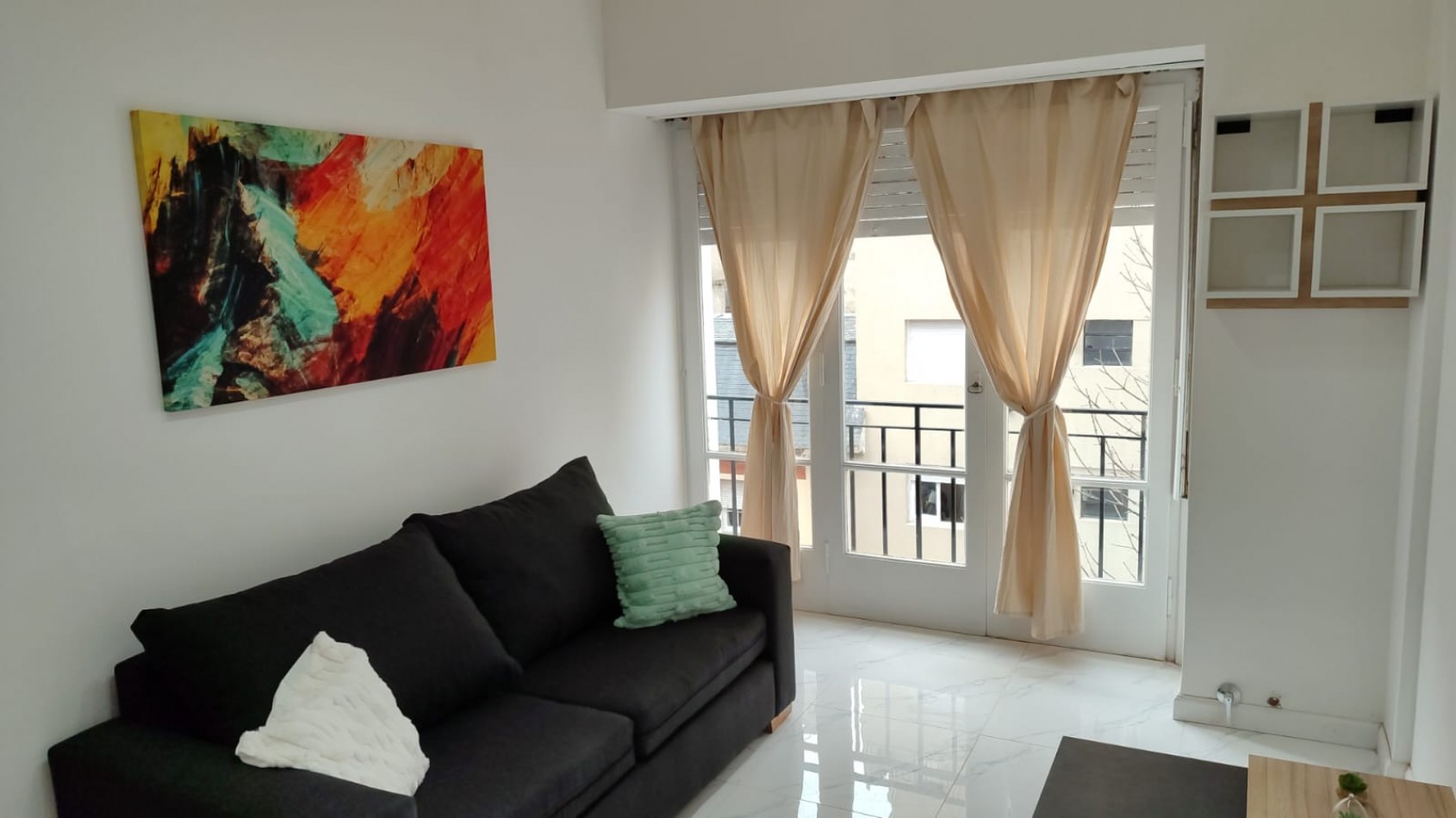 DEPARTAMENTO 2 AMBIENTE A LA CALLE CON BALCON FRANCES EN PLAZA COLON