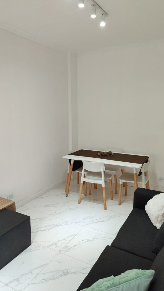 DEPARTAMENTO 2 AMBIENTE A LA CALLE CON BALCON FRANCES EN PLAZA COLON