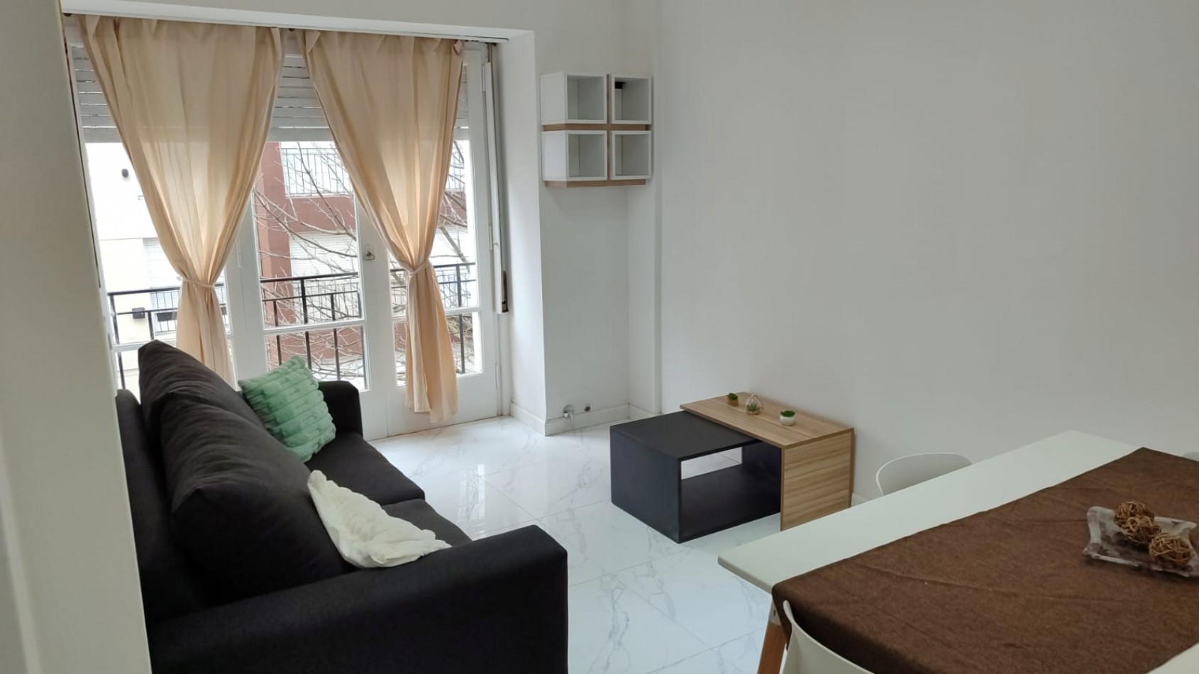 DEPARTAMENTO 2 AMBIENTE A LA CALLE CON BALCON FRANCES EN PLAZA COLON