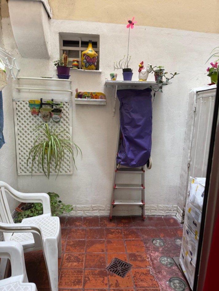 DEPARTAMENTO DE 1 AMBIENTE CON PATIO VENDE O PERMUTA. APTO CREDITO