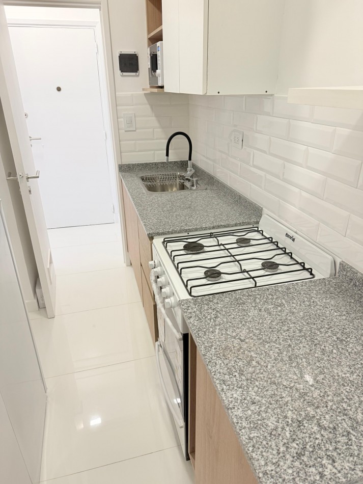 DEPARTAMENTO 2 AMB AL CONTRAFRENTE CON BALCON SALIENTE VENDE Y PERMUTA