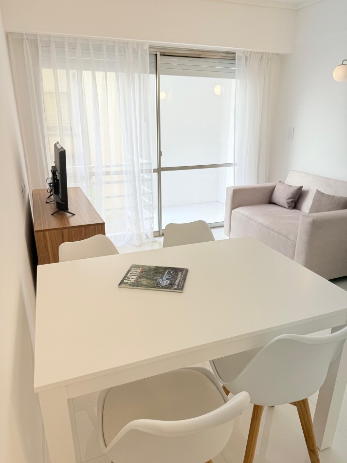 DEPARTAMENTO 2 AMB AL CONTRAFRENTE CON BALCON SALIENTE VENDE Y PERMUTA
