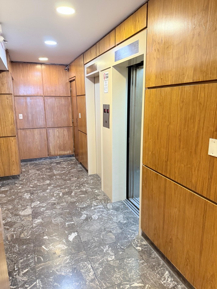 DEPARTAMENTO 2 AMB AL CONTRAFRENTE CON BALCON SALIENTE VENDE Y PERMUTA