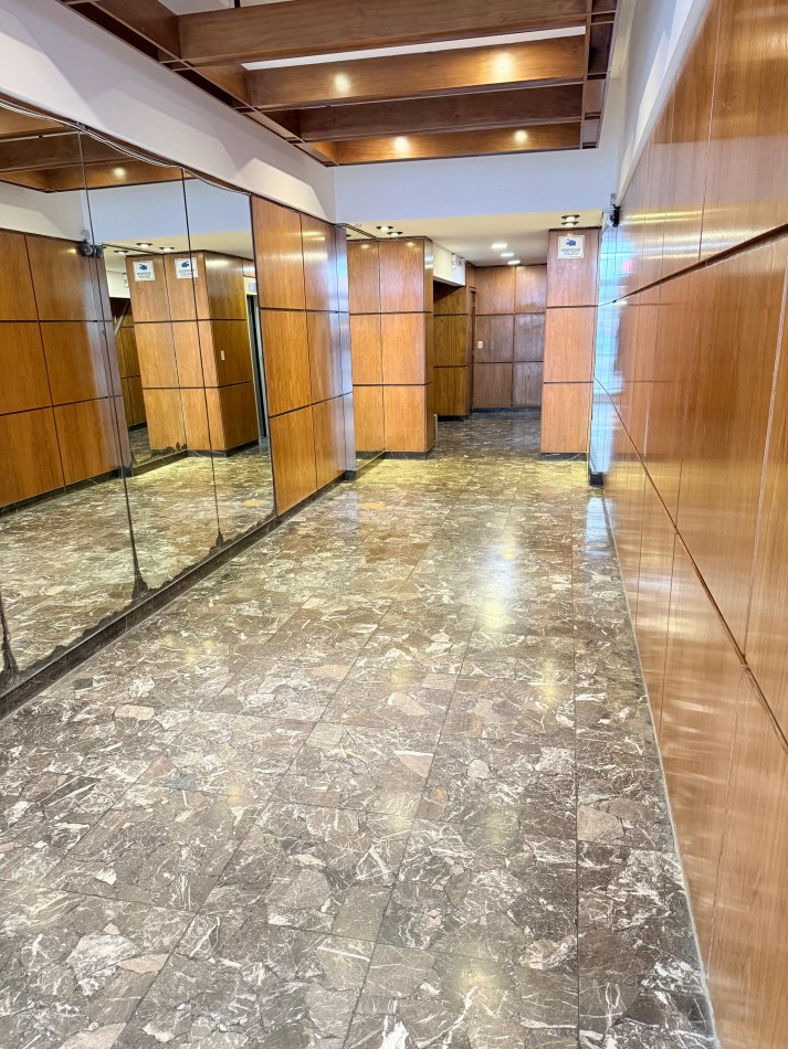 DEPARTAMENTO 2 AMB AL CONTRAFRENTE CON BALCON SALIENTE VENDE Y PERMUTA