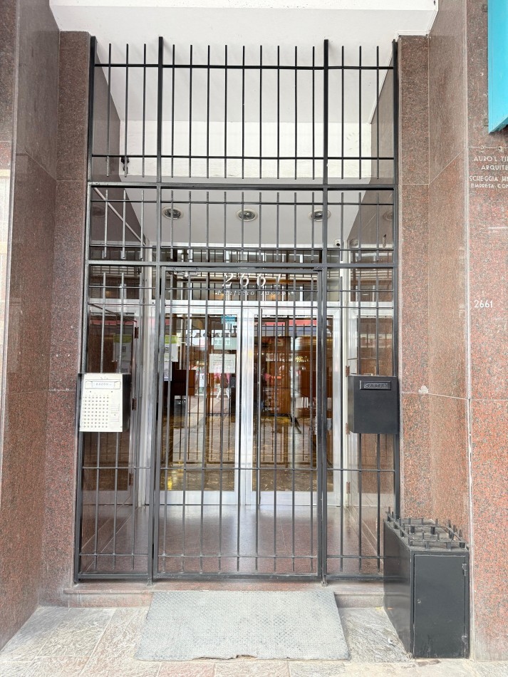 DEPARTAMENTO 2 AMB AL CONTRAFRENTE CON BALCON SALIENTE VENDE Y PERMUTA