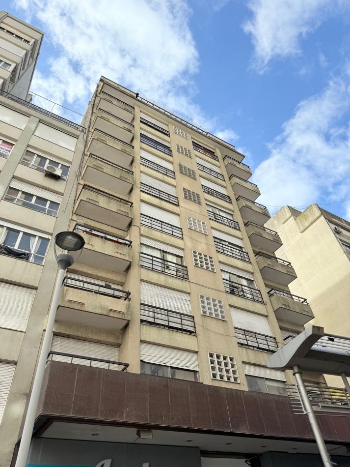 DEPARTAMENTO 2 AMB AL CONTRAFRENTE CON BALCON SALIENTE VENDE Y PERMUTA