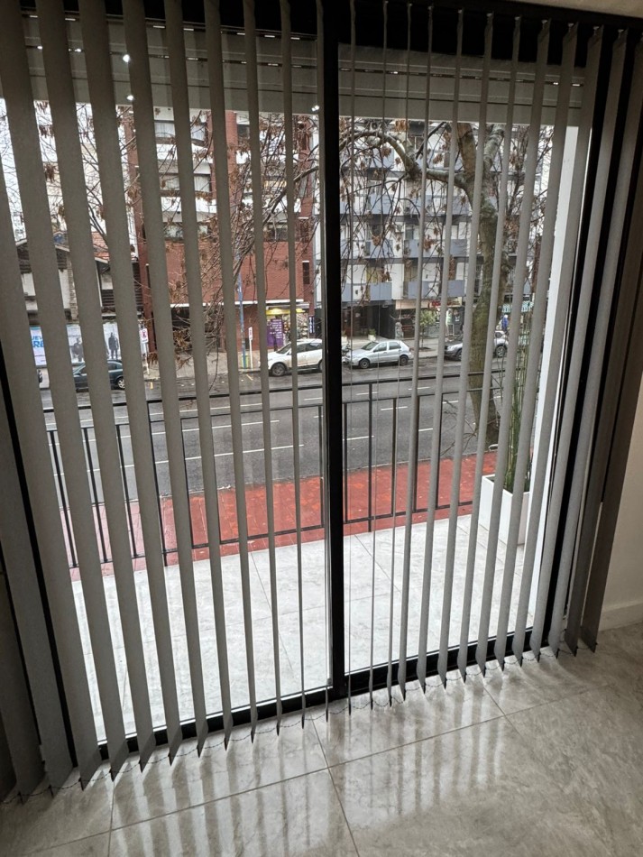 DEPARTAMENTO 2 AMB A LA CALLE CON BALCON SALIENTE Y PATIO EN PLAZA MITRE