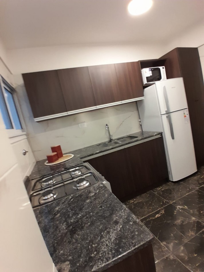 DEPARTAMENTO 2 AMB CON DEPENDENCIA,BALCON A LA CALLE, ESPACIO DE COCHERA Y VISTA LATERAL AL MAR EN EL CENTRO