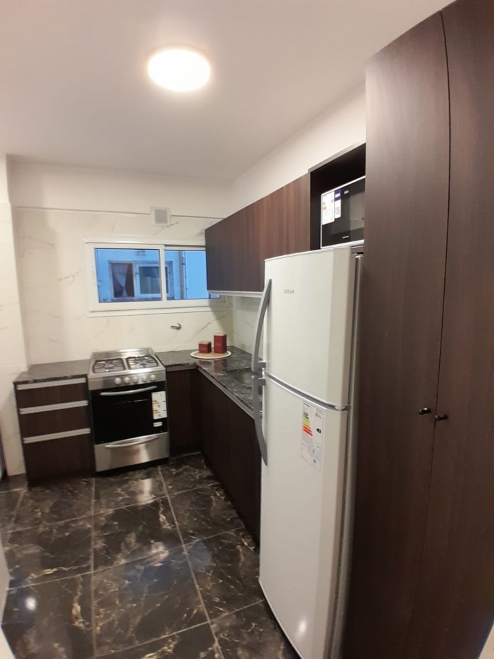 DEPARTAMENTO 2 AMB CON DEPENDENCIA,BALCON A LA CALLE, ESPACIO DE COCHERA Y VISTA LATERAL AL MAR EN EL CENTRO