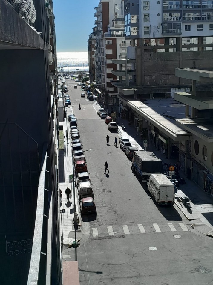 DEPARTAMENTO 2 AMB CON DEPENDENCIA,BALCON A LA CALLE, ESPACIO DE COCHERA Y VISTA LATERAL AL MAR EN EL CENTRO