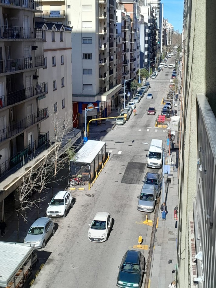 DEPARTAMENTO 2 AMB CON DEPENDENCIA,BALCON A LA CALLE, ESPACIO DE COCHERA Y VISTA LATERAL AL MAR EN EL CENTRO