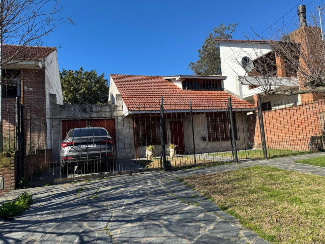 CHALET DE 3 AMBIENTES CON PARQUE, GARAJE Y GALPON.  APTO CREDITO EN COLINAS DE PERALTA RAMOS