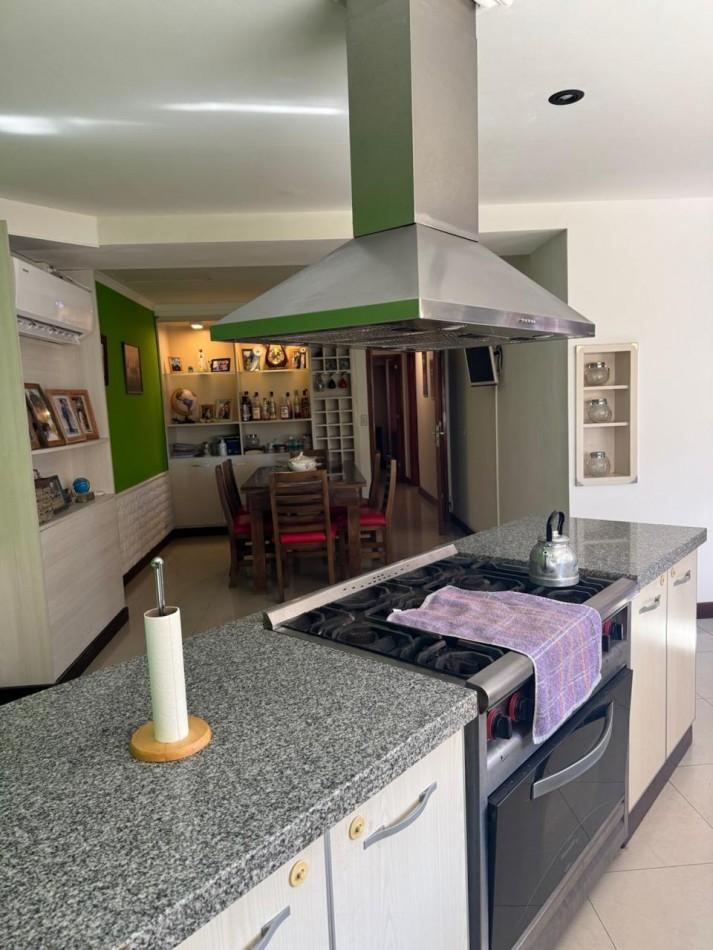 CHALET DE 3 AMBIENTES CON PARQUE, GARAJE Y GALPON.  APTO CREDITO EN COLINAS DE PERALTA RAMOS