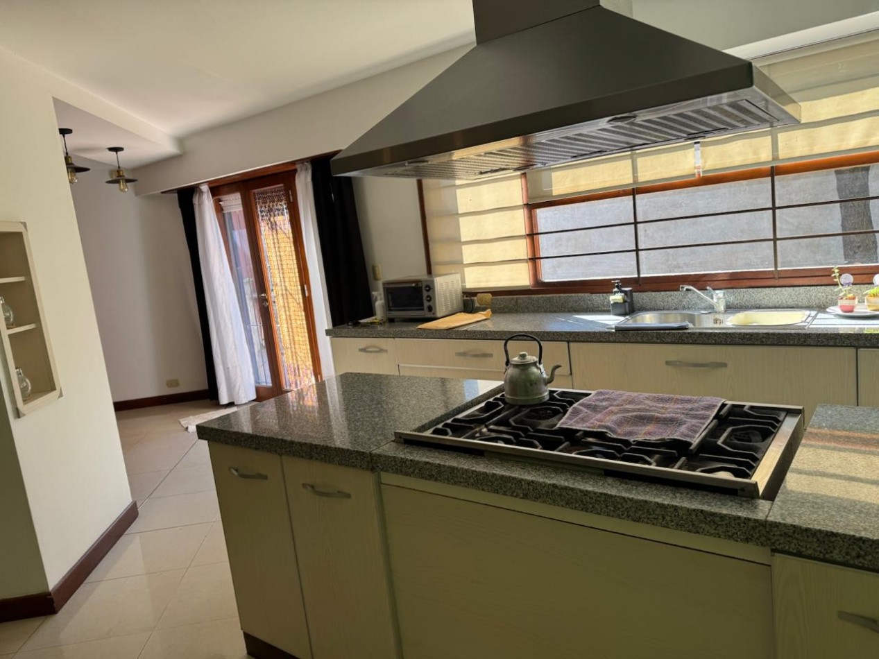 CHALET DE 3 AMBIENTES CON PARQUE, GARAJE Y GALPON.  APTO CREDITO EN COLINAS DE PERALTA RAMOS