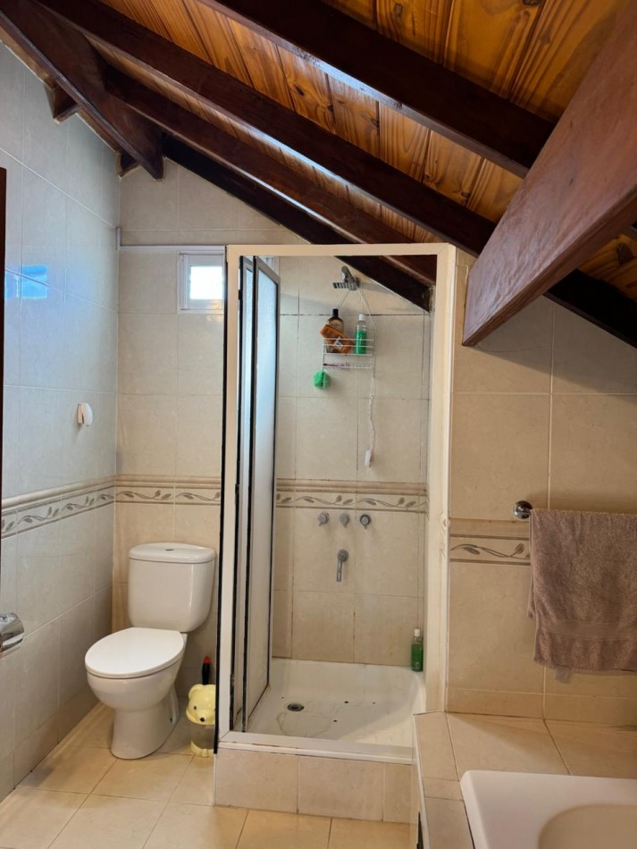CHALET DE 3 AMBIENTES CON PARQUE, GARAJE Y GALPON.  APTO CREDITO EN COLINAS DE PERALTA RAMOS