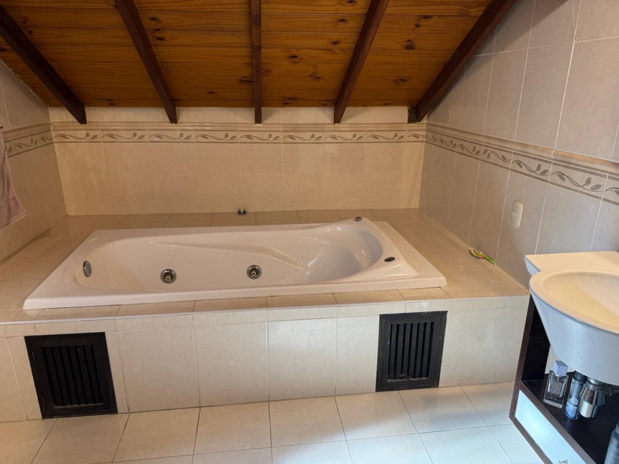CHALET DE 3 AMBIENTES CON PARQUE, GARAJE Y GALPON.  APTO CREDITO EN COLINAS DE PERALTA RAMOS
