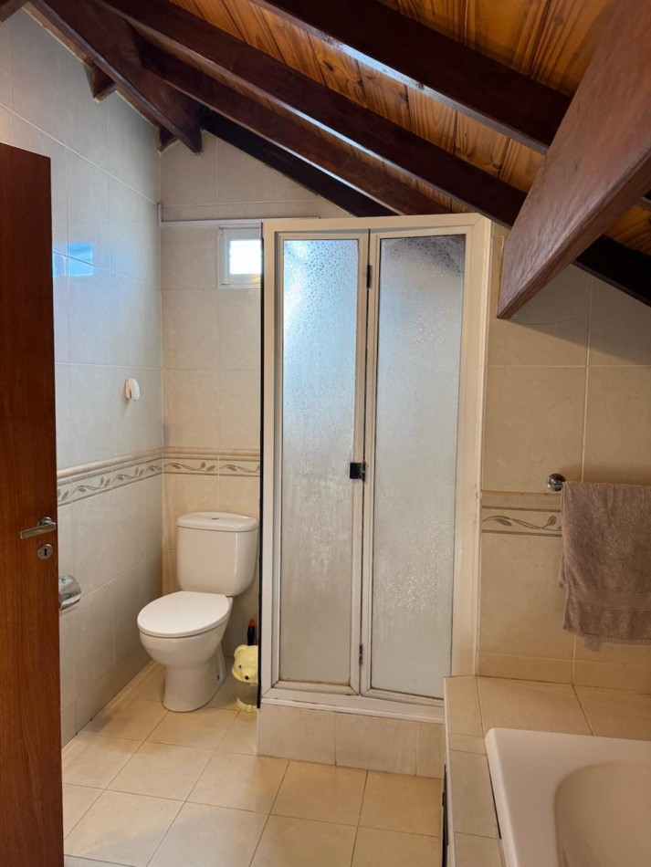 CHALET DE 3 AMBIENTES CON PARQUE, GARAJE Y GALPON.  APTO CREDITO EN COLINAS DE PERALTA RAMOS