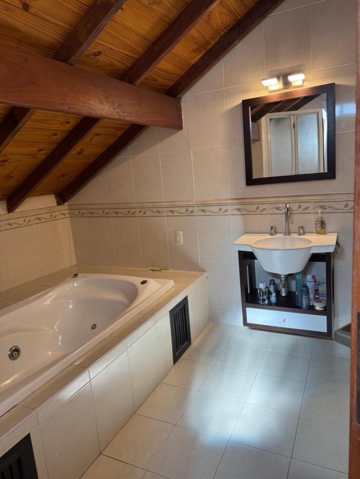 CHALET DE 3 AMBIENTES CON PARQUE, GARAJE Y GALPON.  APTO CREDITO EN COLINAS DE PERALTA RAMOS