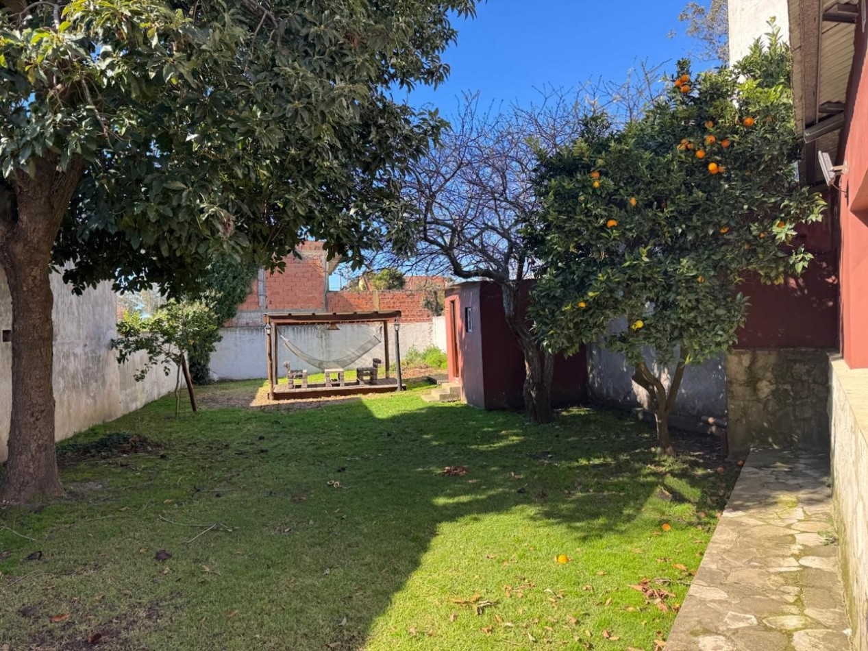 CHALET DE 3 AMBIENTES CON PARQUE, GARAJE Y GALPON.  APTO CREDITO EN COLINAS DE PERALTA RAMOS