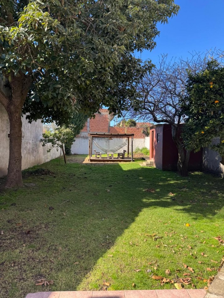 CHALET DE 3 AMBIENTES CON PARQUE, GARAJE Y GALPON.  APTO CREDITO EN COLINAS DE PERALTA RAMOS